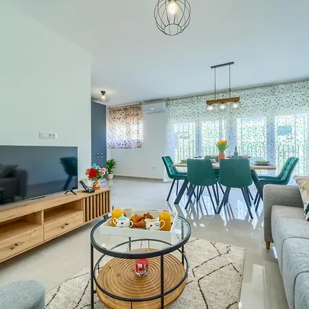 Nikola's Nest Apartman *