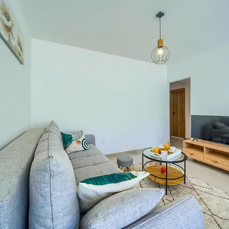 Nikola's Nest Apartament *